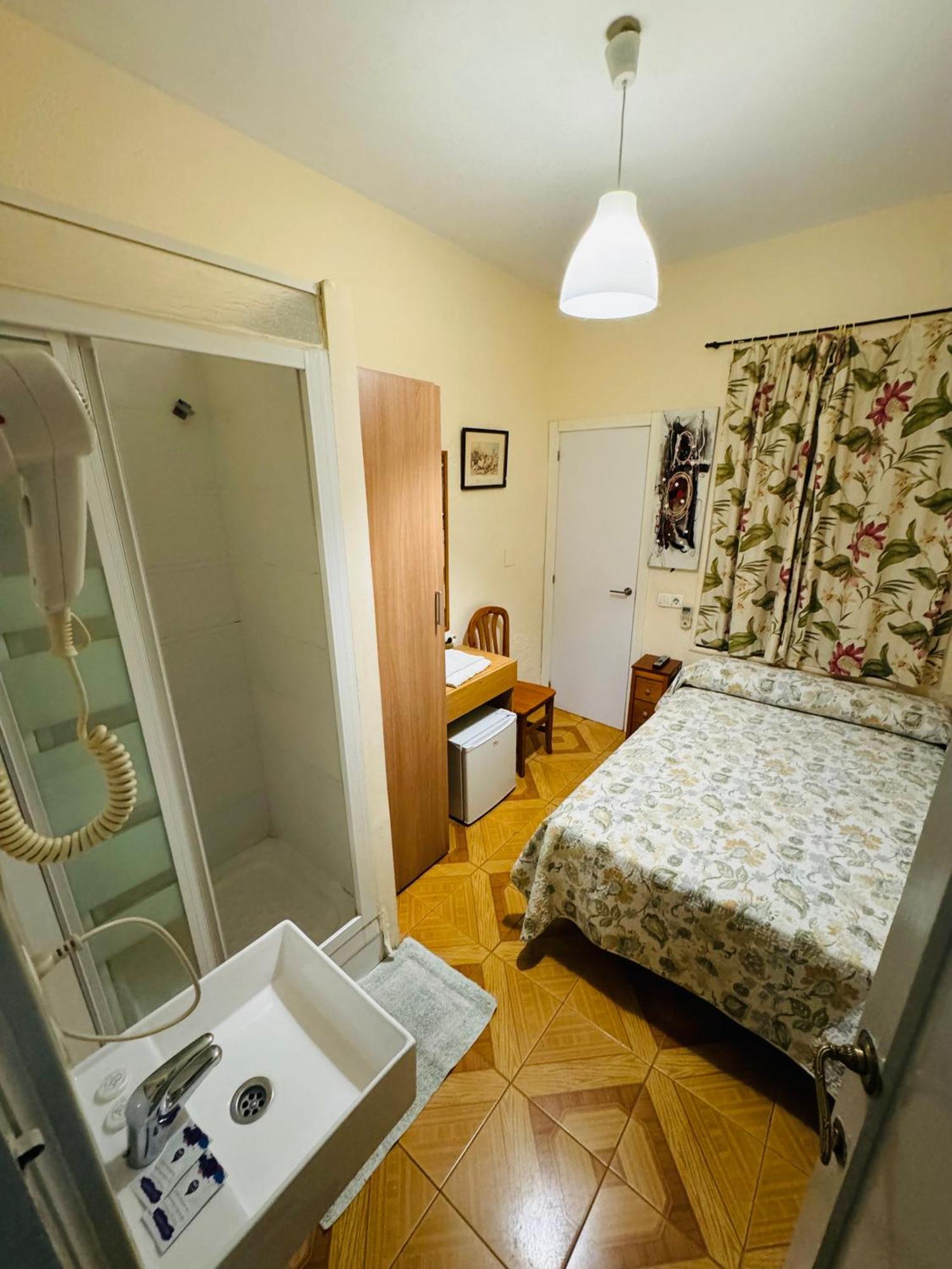 Hostal Fuentesol Μαδρίτη Εξωτερικό φωτογραφία